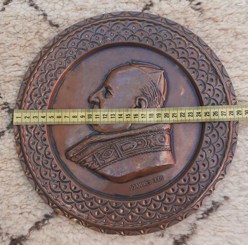 VINTAGE DECOR TRAY CARVED Old Religious Copper Metal Plater 29 cm Joannes XXIII - Picture 5 of 8