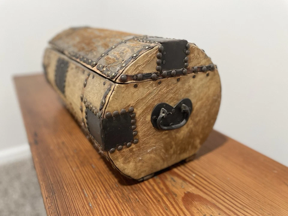 Baú antigo coberto de couro c.1700s - Imagem 2 de 4