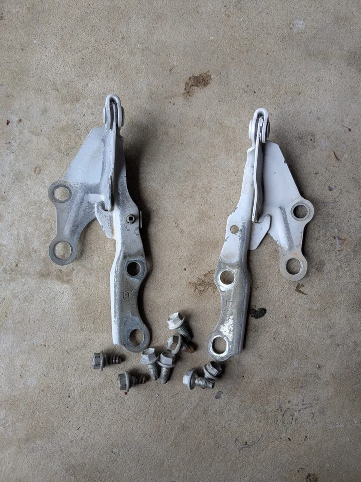 Bisagra de capó con pernos genuino OEM Toyota RAV4 96-00 Foto 2 de 2