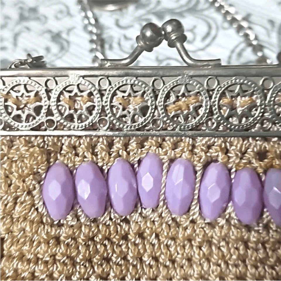 Bolso sin asas antiguo Art Deco de malla con solapa tono plateado bloqueo de beso púrpura con cuentas Foto 3 de 4