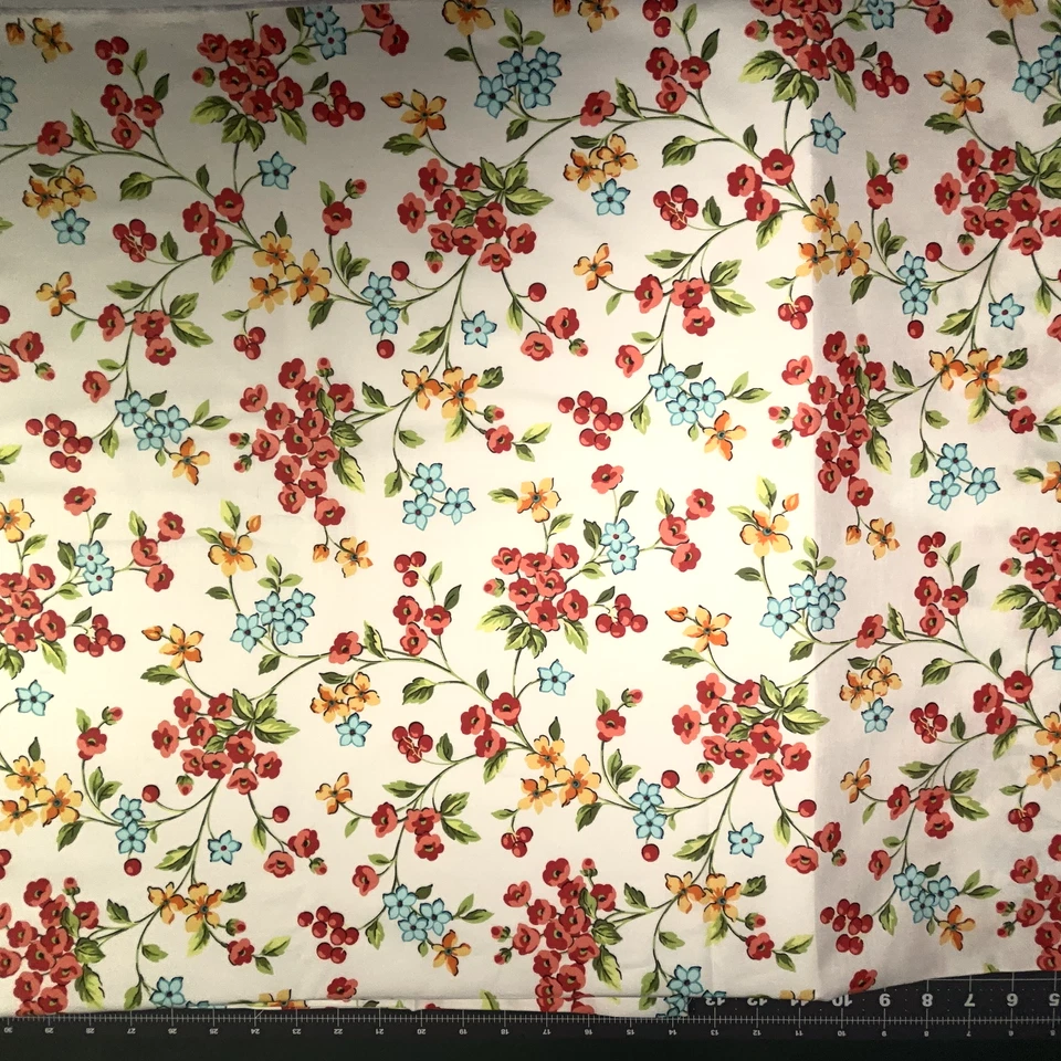 Flores coloridas estilizadas en un suave edredón blanco Andover de algodón, BTHY o BTY Foto 3 de 4