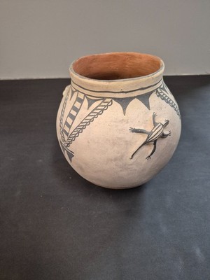 Vintage Native American Pot - Lizard Design