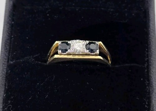 18ct Gold Three Stone Dress Ring. Claw set with a Diamond & two Blue Sapphires - Picture 3 of 23