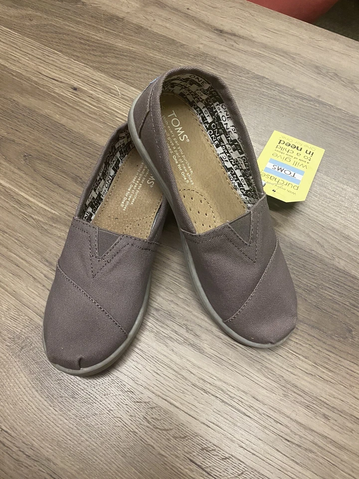 Zapato Toms Nuevo con Etiquetas Nuevo en Caja Clásico Gris Ceniza Sin Cordones de Lona Juvenil Talla 3 Foto 2 de 4