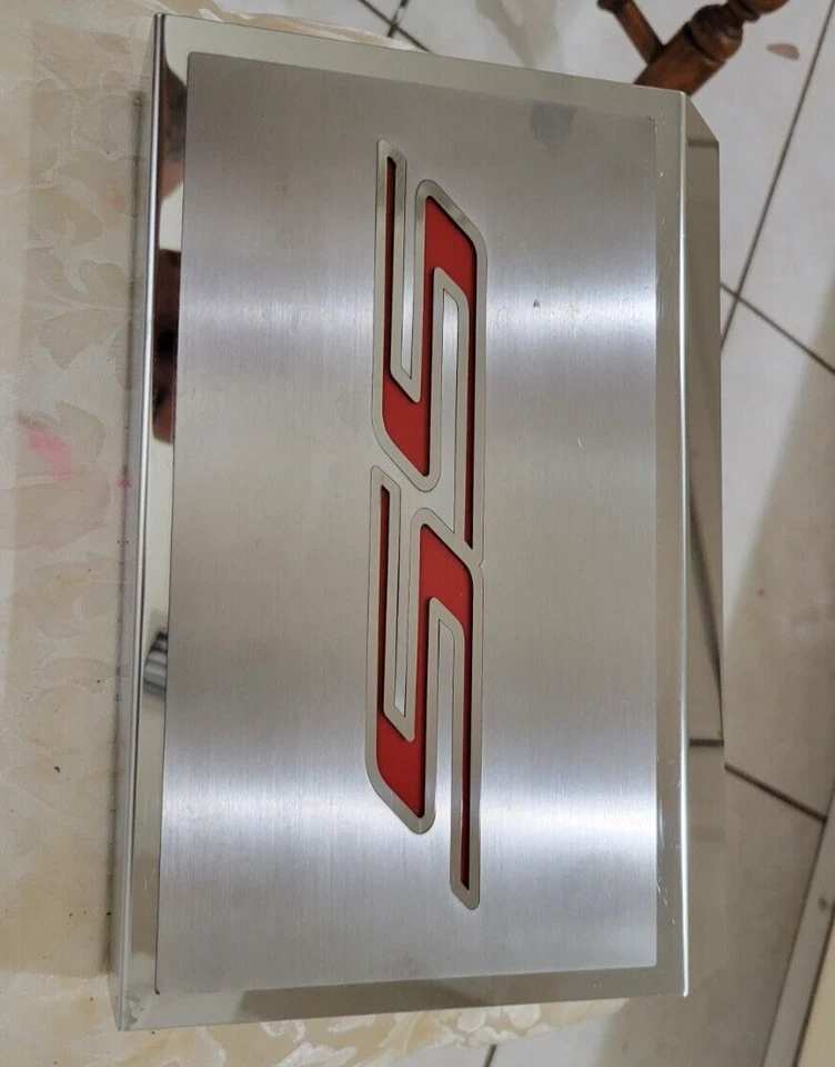 Cubierta de caja de fusibles roja fibra de carbono placa "SS" 2 piezas se adapta a 16-21 Chevy Camaro SS V8 Acc Foto 2 de 3