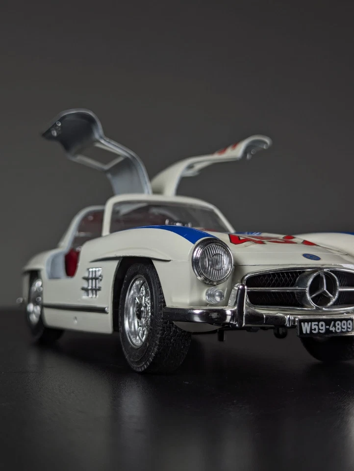 Mercedes Benz 300SL Gullwing 1:18 Scale Bburago Boxed - Image 4 of 4