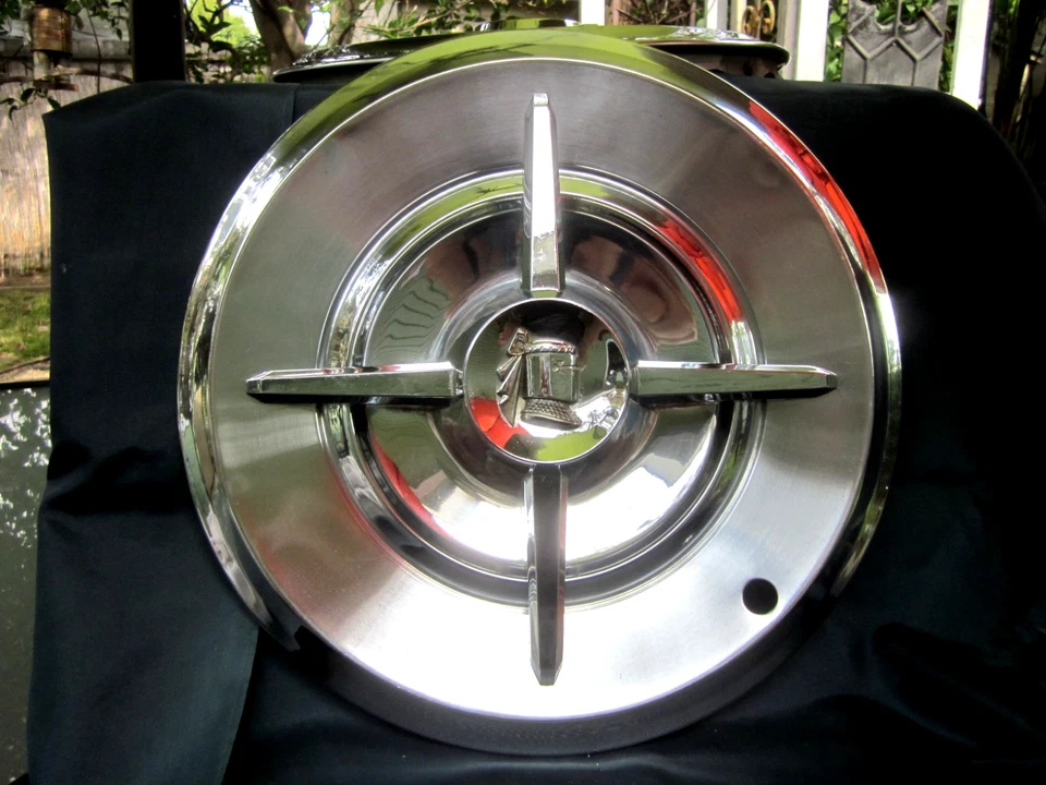 LOTE DE 2 TAPACUBOS DODGE ROYAL LANCER 1957 VINTAGE Foto 3 de 4