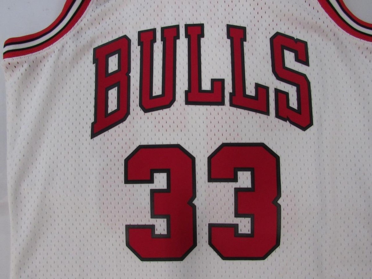 97-98 Scottie Pippen #33 Chicago Bulls Mens Mitchell & Ness
