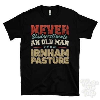 NIEMALS UNTERSCHÄTZEN SIE EINEN ALTEN MANN VON IRNHAM WEIDE T-SHIRT Weihnachtsgeschenk Bourne
