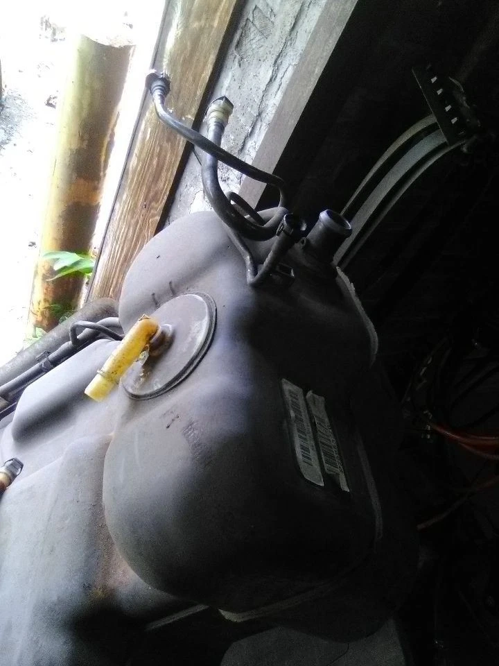 GMC Yukon XL 1500 09 tanque de combustible 6,2 litros 8 cilindros Foto 2 de 4