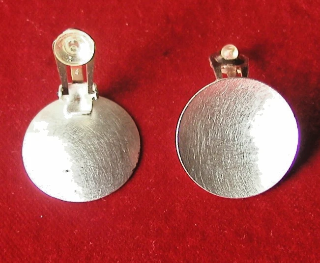 DESIGNER-OHRSCHMUCK VON PETRA MEIREN KAUTSCHUK OHRCLIPS MESSING VERSILBERT - Bild 3 von 4