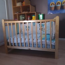 Lit de bébé à barreaux en bois clair