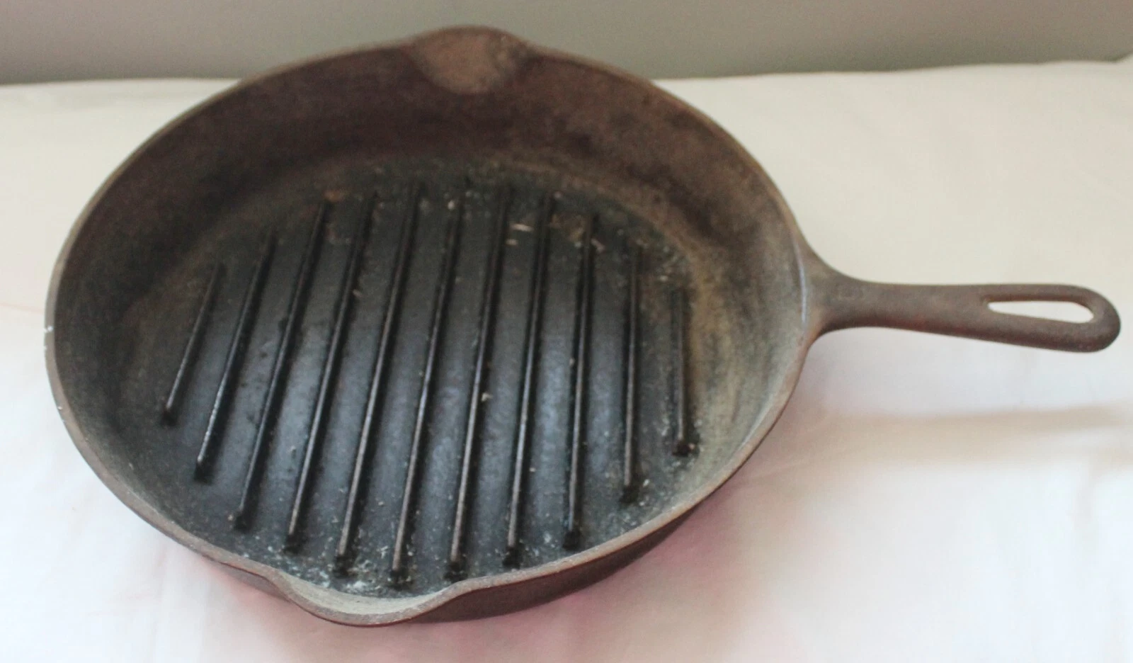 VINTAGE CAST IRON RIDGED 11" SKILLET USA DOUBLE POUR SPOUTS CAMPING CHUCK WAGON