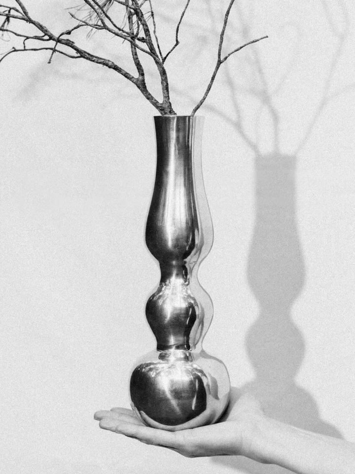 Jarrón alto burbuja escandinava de aluminio pulido Foto 4 de 4