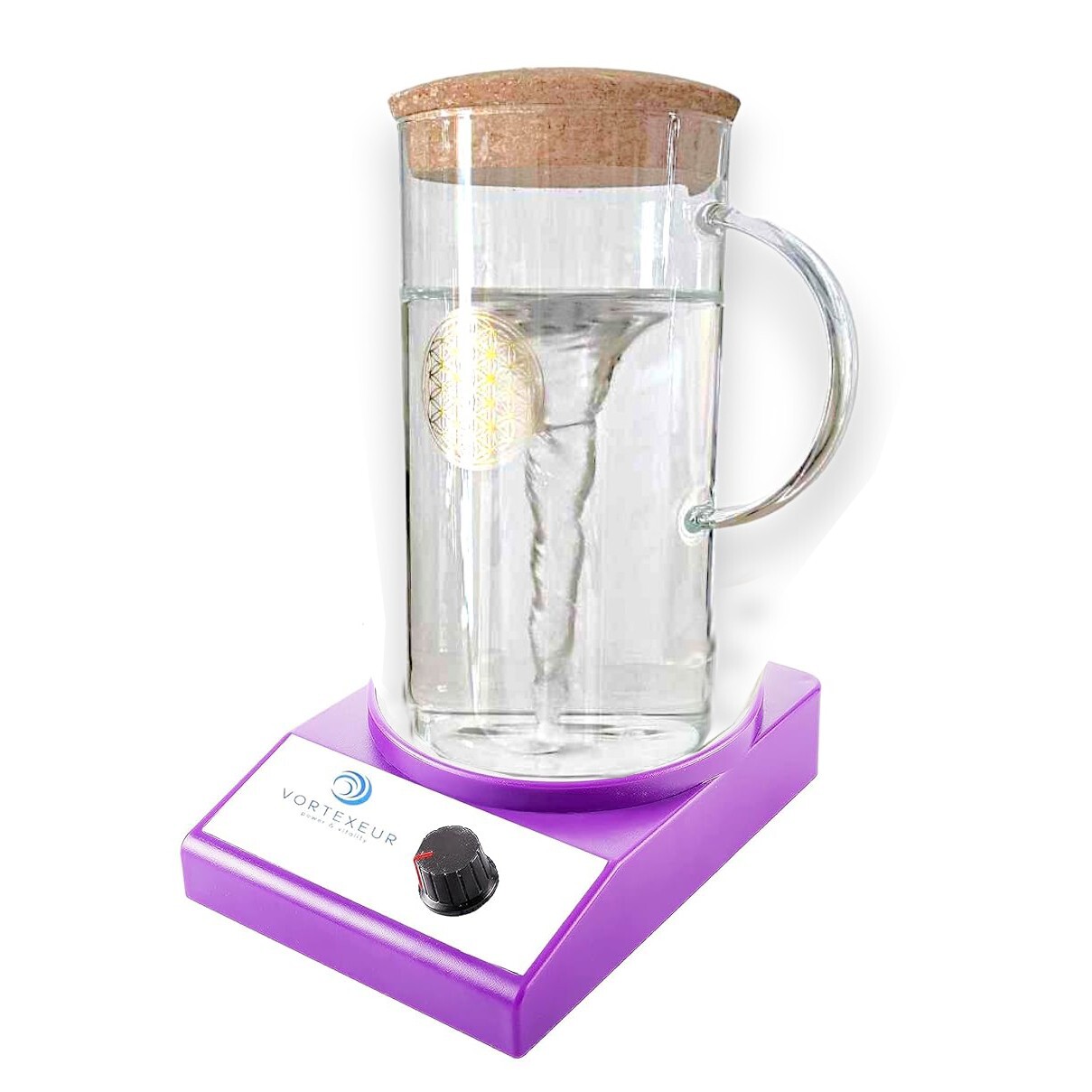 Carafe vortex en verre sur la table du salon pour purifier l'eau du robinet
