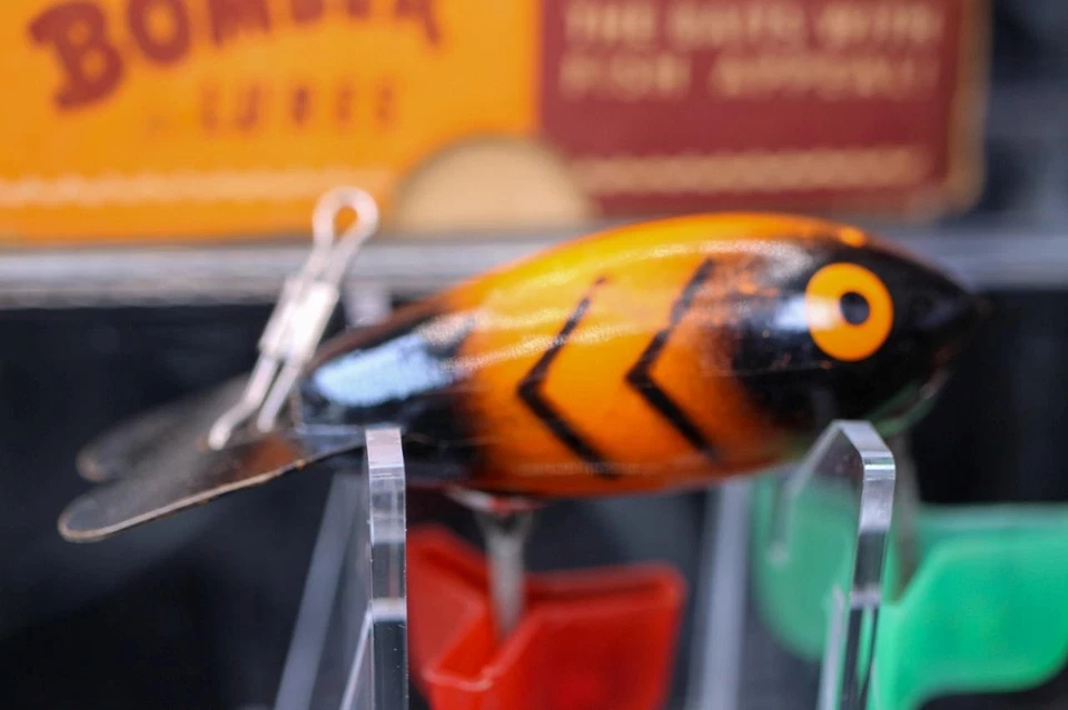 EN CAJA - Señuelo de pesca vintage bombardero de madera naranja negro costillas Crankbait Foto 3 de 4
