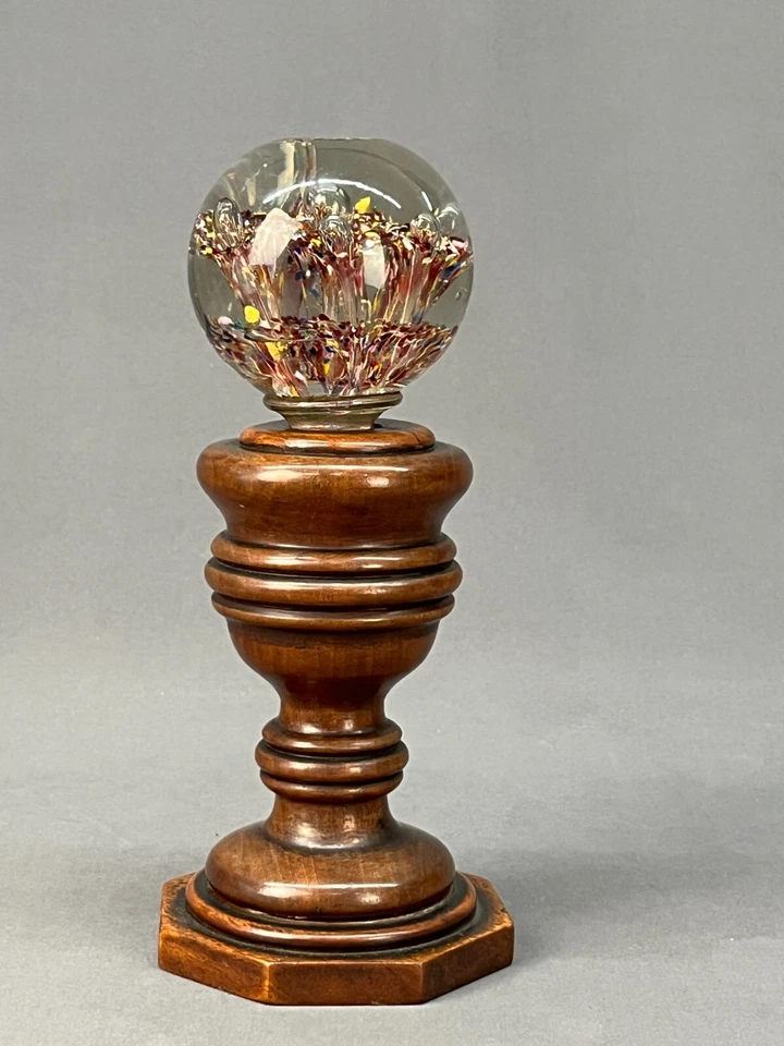 Антикварное французское выдувное стекло 9 1/2 дюйма NEWEL POST наконечник с деревянной подставкой - Изображение 4 из 4