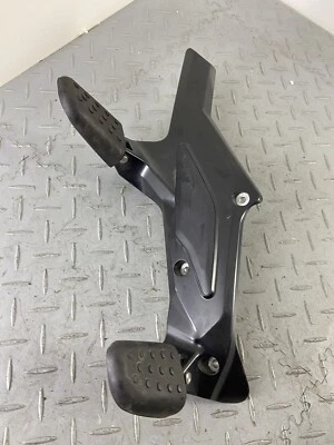 BMW K1600B K1600 B K61 2017 PLAQUE REPOSE PIED DROIT RH CHEVILLES PASSAGER 85... - Photo 1/4