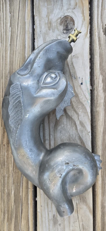 Cabezal de caño fuente serpiente marina de aluminio fundido de colección 24 pulgadas gárgola alada Foto 4 de 4