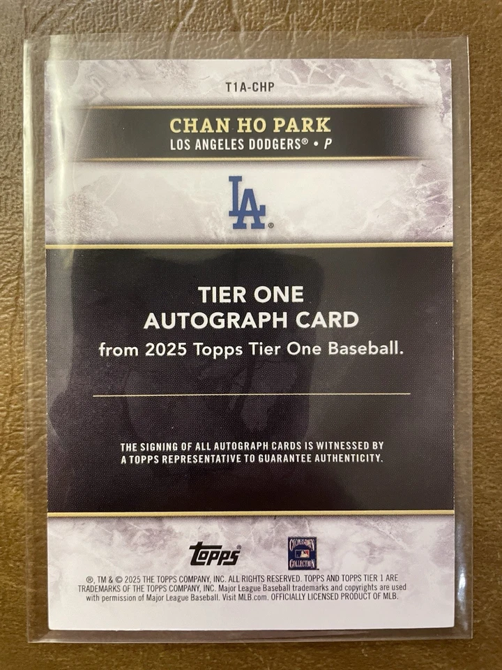 Tarjeta automática Topps Tier One Chan Ho Park Tier One 2025/15 (¡en tarjeta automática!) Foto 4 de 4