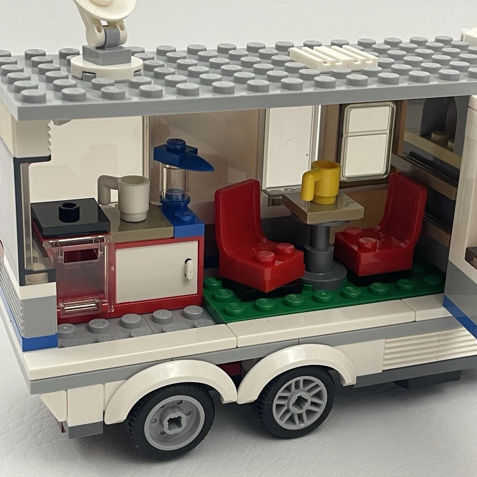 LEGO CITY: Pickup & Caravan (60182) Complete with Minfigs & Manual - Image 4 of 4