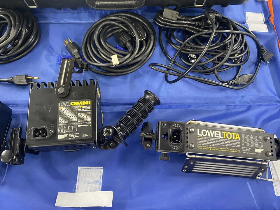 Lowel Omni and Lowel Tota light in case W/ Cables - Image 4 of 4