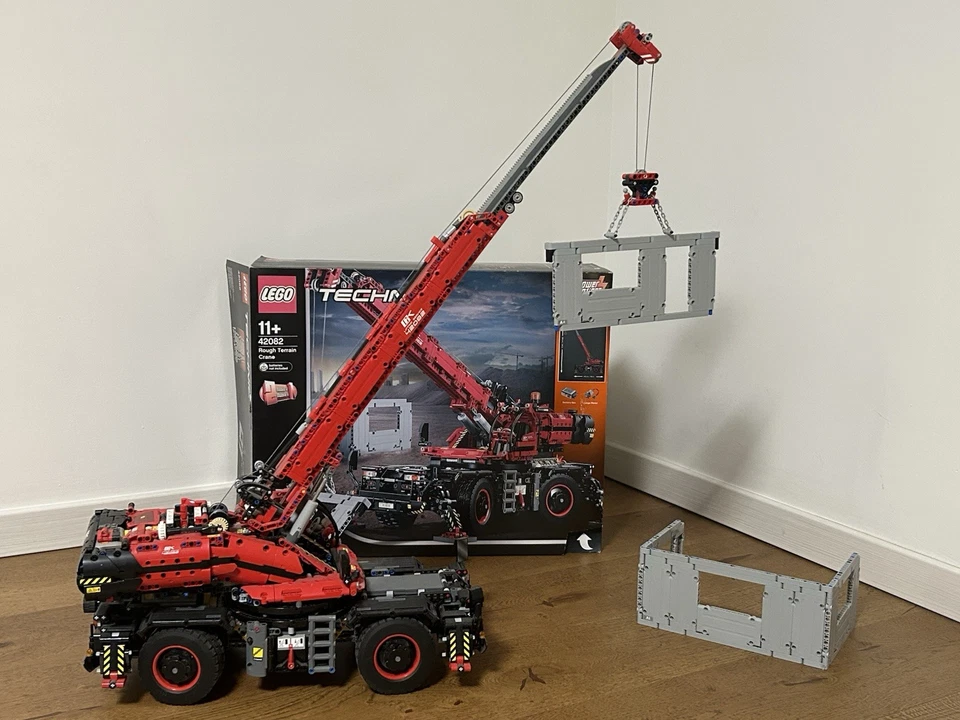 LEGO Technic 42082 Rough Terrain Crane, foto 1 di 4