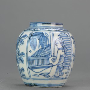 Rare and small 17C Chinese Porcelain Ming Wanli Kraak Jar Flowers