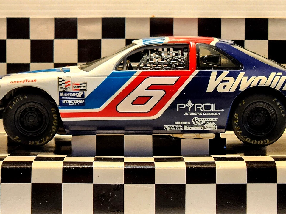 NASCAR Mark Martin #6 Valvoline 1993 FORD THUNDERBIRD DieCast 1:18 Model by ERTL - Image 4 of 4