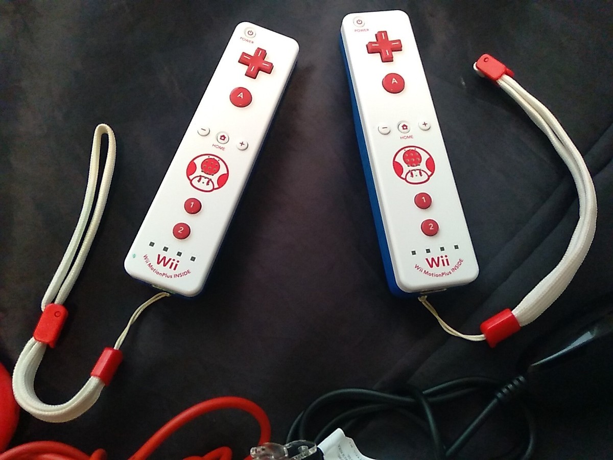 NINTENDO WII REMOTES-2-TOAD EDITION+2 NUNCHUCKS+MARIO KART+NEW