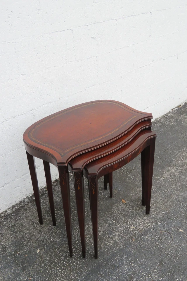 Juego de tres mesas laterales de caoba con incrustaciones de cuero de la década de 1940 3822 Foto 2 de 4