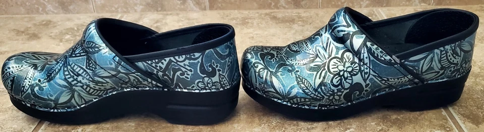 Dansko Womens Denim Floral Patent Professional Clogs Size 39 (8.5/9) - Image 3 of 4