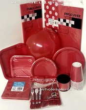Platos de papel de fiesta rojos servilletas tazas cubiertos cubiertas de mesa globos vajilla