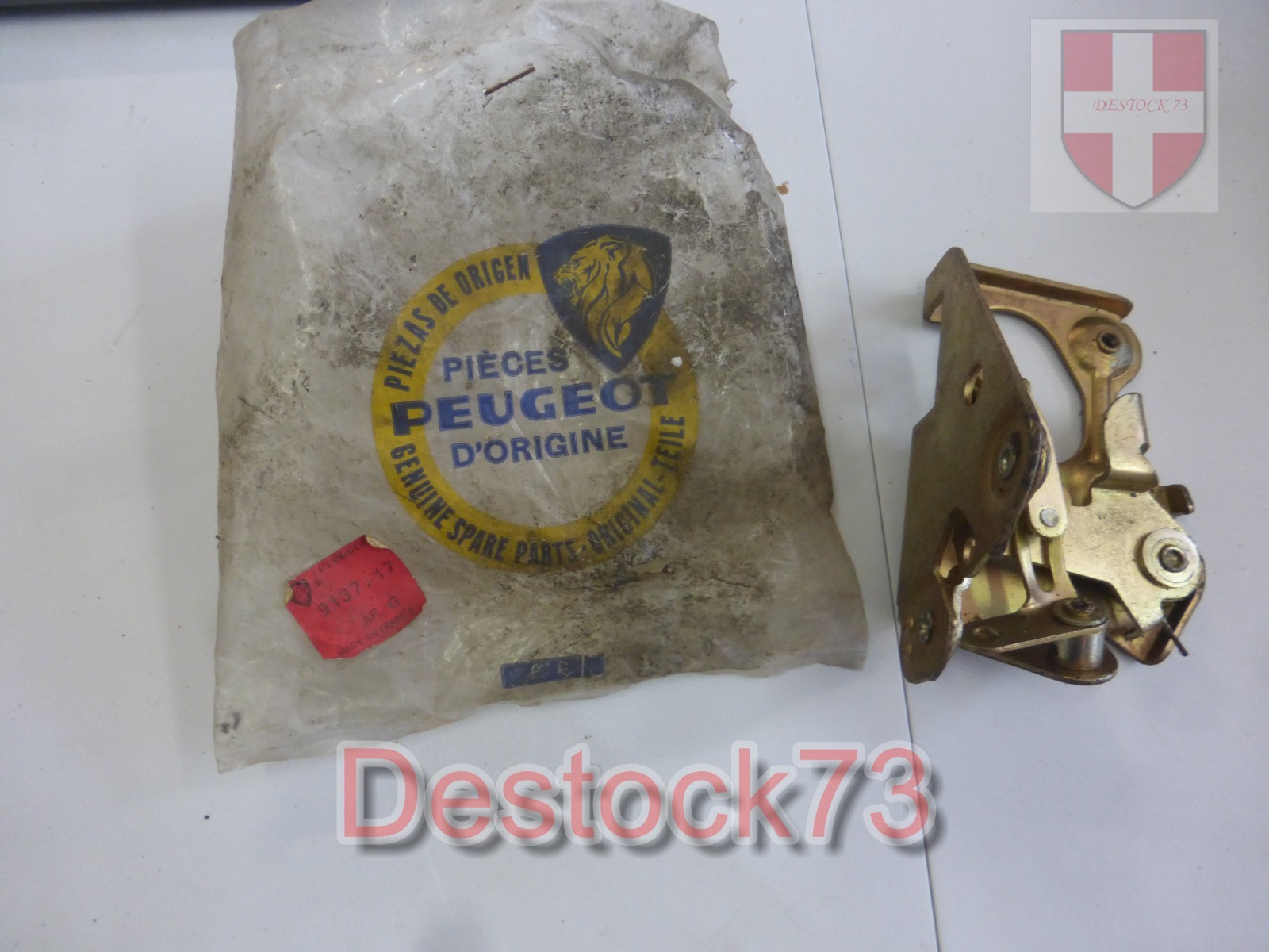 Serrure de porte arrière gauche pour Peugeot 504 Berline et Break - Réf OEM 9137.17