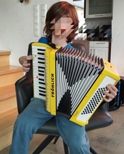 Akkordeon Fröhlich "Bambi" * sehr gepflegt * 60 Bässe *gelb & Transportrucksack 
