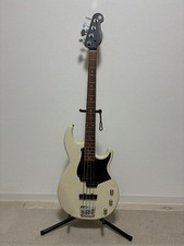Basso elettrico Yamaha BB234 VW con supporto per bassi