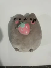 Gund Pusheen Holding Strawberry Plush 9" 2022 FYE Exclusive