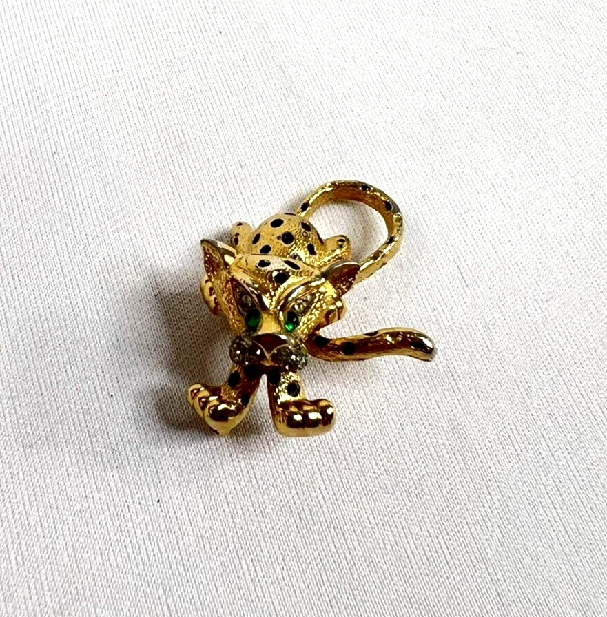 Broche de colección MCM Jomaz tono dorado leopardo jaguar cachorro Joseph Mazer esmeralda Foto 2 de 4