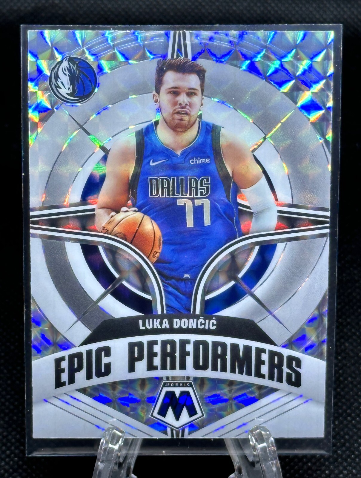 2021-22 Panini Mosaic Silver Epic Performers Prizm Luka Doncic #1 Dallas Maveric
