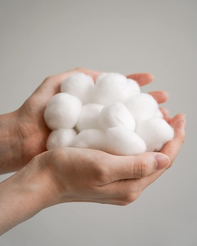 Organyc 100% Organic Cotton Balls for Sensitive Skin, 100 Count Pack of 1 - Picture 5 of 6