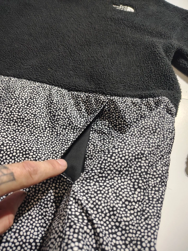 Pulôver com capuz The North Face meninas preto riit lã tamanho grande pontos brancos - Imagem 4 de 4