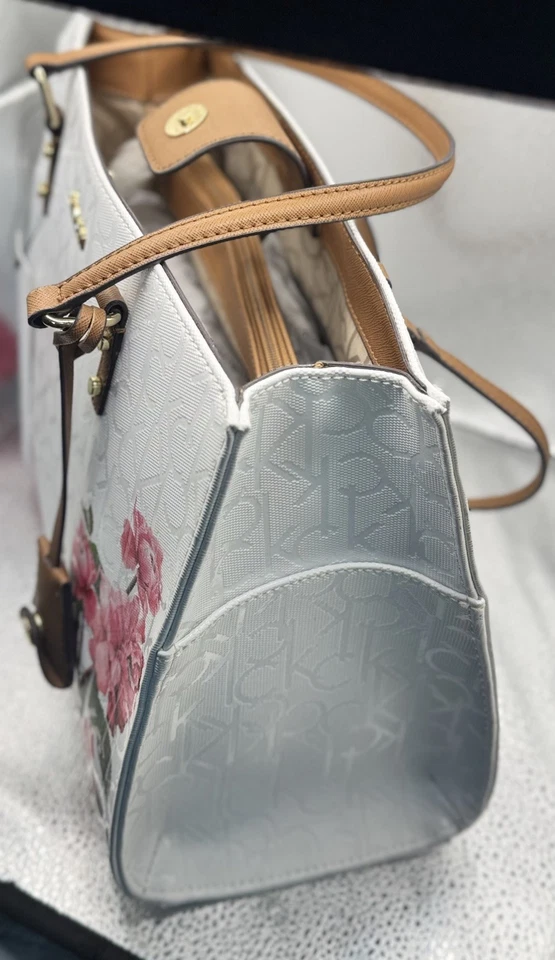 Cartera Calvin Klein Blanca Diseño Flor Y Logo CK Foto 2 de 4