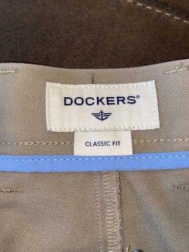 Chino Dockers Classic Fit frente plano talla 36x31 beige - Imagen 4 de 5