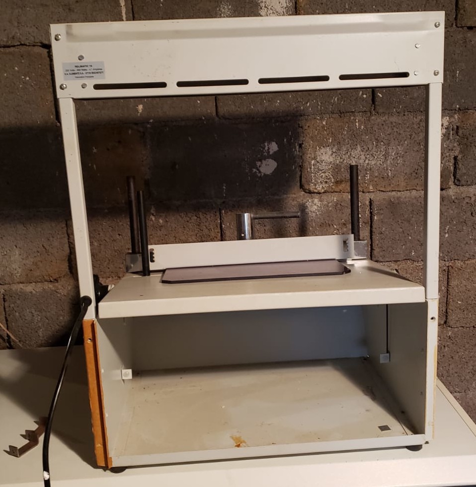 Machine à relier Relimatic 16 contre les feuilles volantes et volumineuses