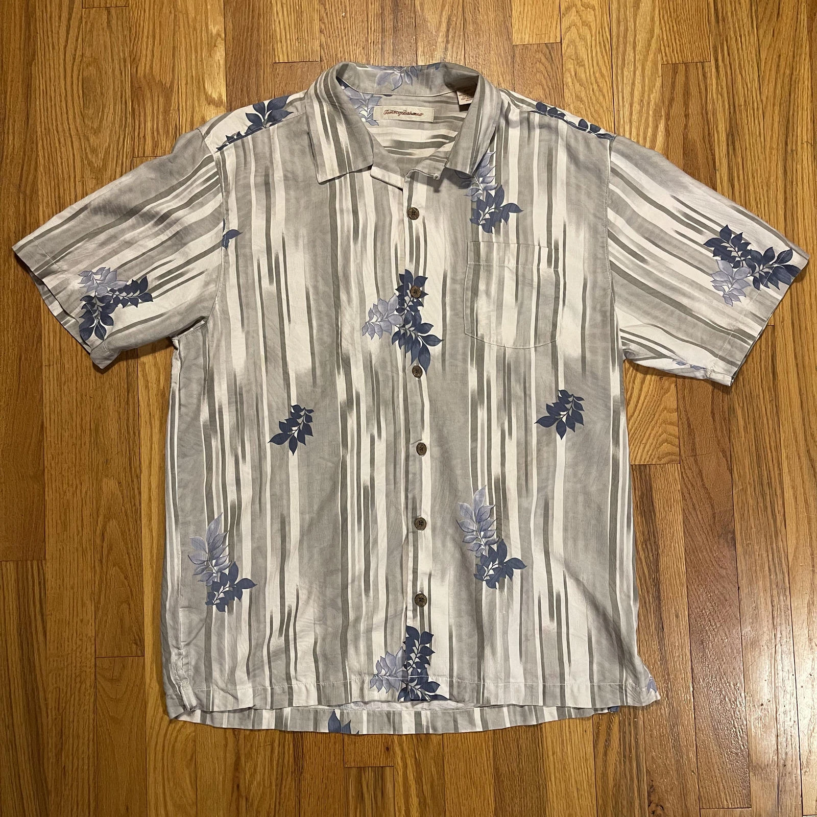 Tommy Bahama 100% Silk Hawaiian Shirt Tropical Floral Short Sleeve Button Up SzM
