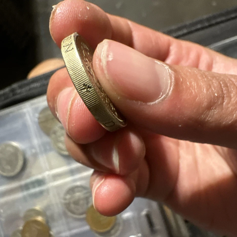 1983 年 1 英镑 GB 伊丽莎白二世女王带倒置错误 - 罕见。 — 第 3/4 张图片