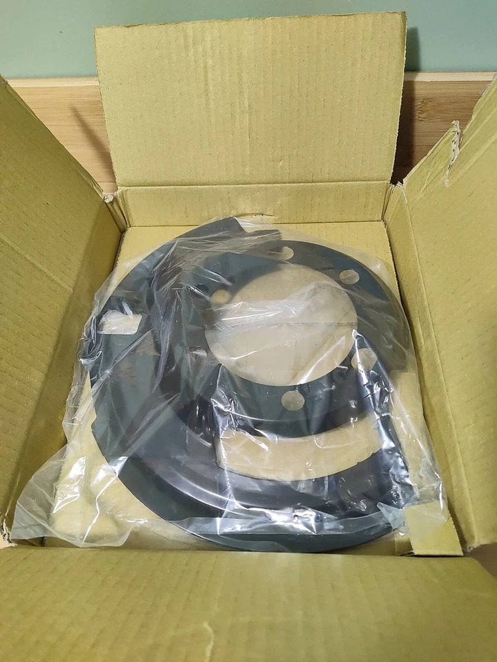 Protector antipolvo freno delantero izquierdo Omix-Ada 11121.04 para Wrangler/Cherokee/Comanche Foto 2 de 4