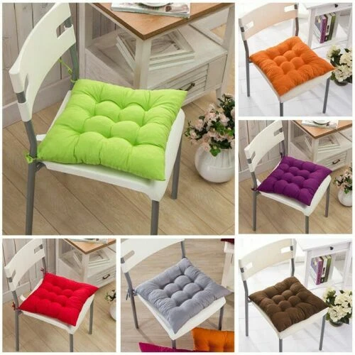 Cuscini rossi quadrati per la decorazione della casa