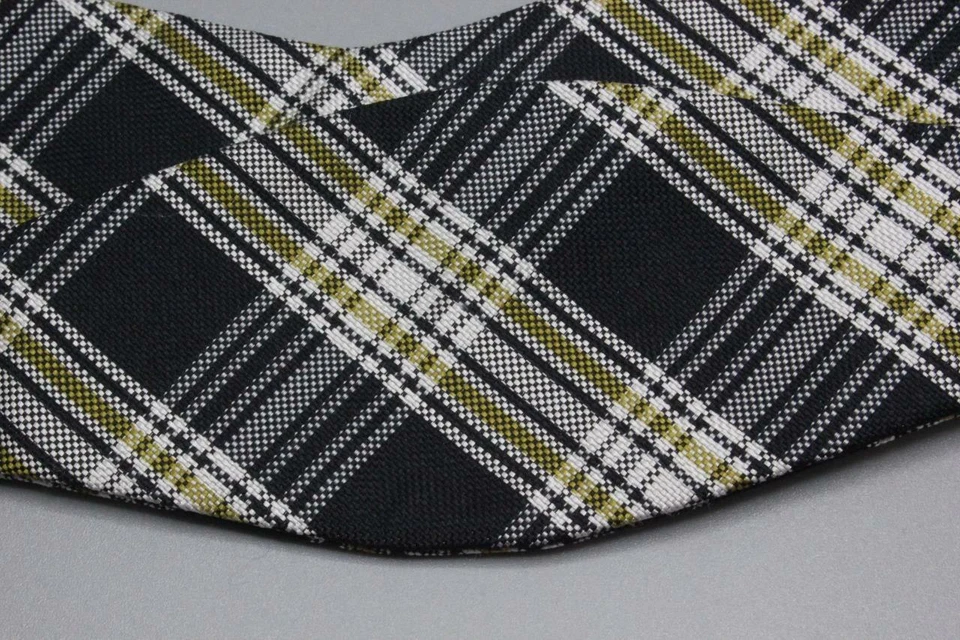 Pajarita de seda ajustable PENGUIN. Cuadros negros con amarillo dorado. Foto 2 de 3