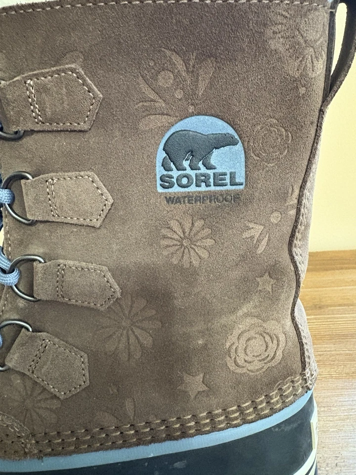 Botas de Invierno Sorel Estampado de Flores Cuero Marrón y Goma Para Mujer Talla 11 Aisladas Foto 4 de 4
